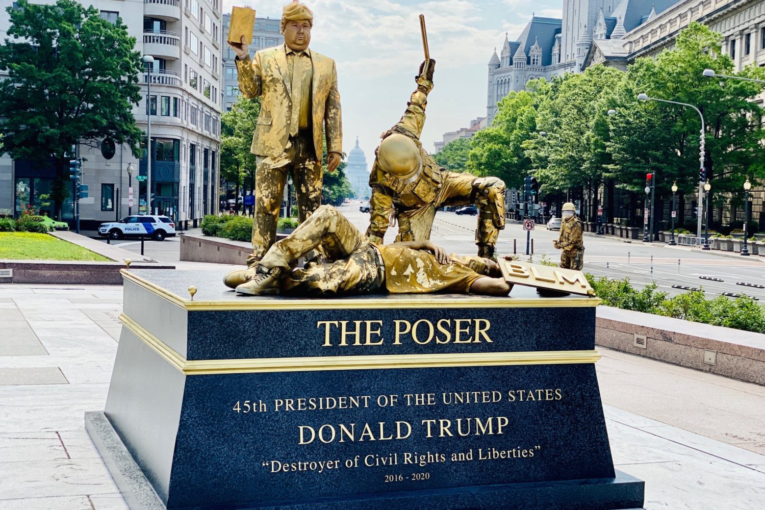 Living Statues That Mocked Trump Appeared Near the White House Today