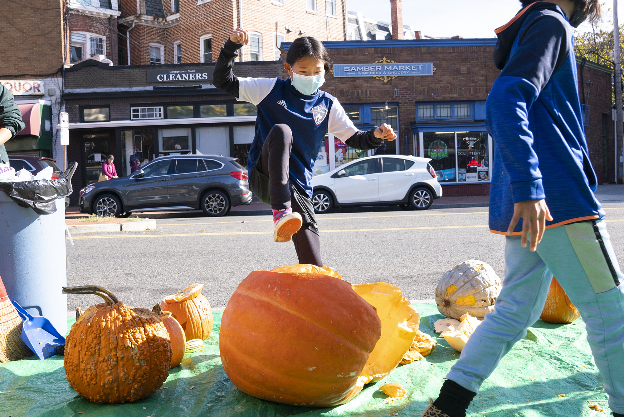 20211106_DavidAndrews_PumpkinSmashing_DLA4318_2000 - Washingtonian