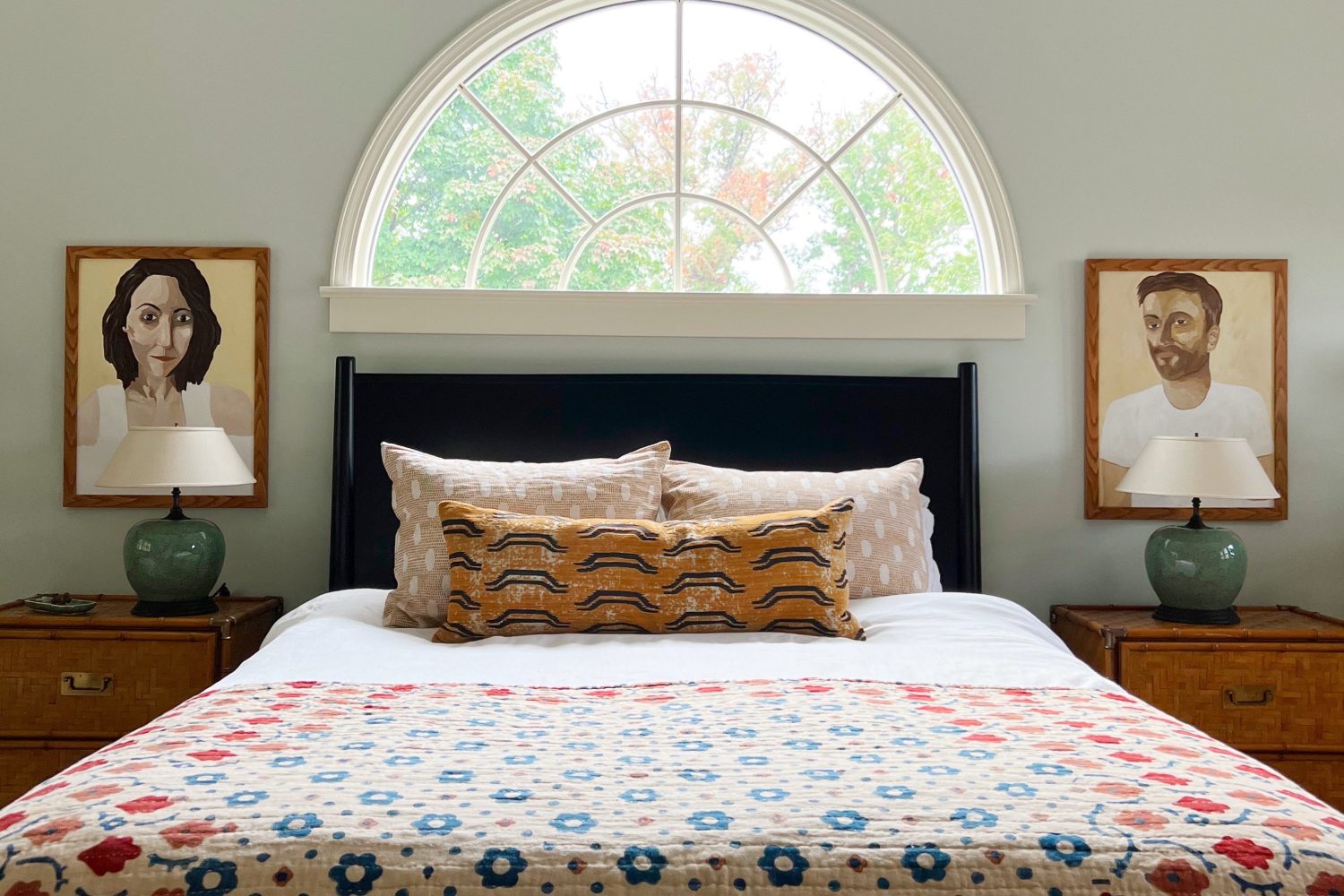 Go Inside This Boho-Traditional Bungalow in Arlington With a Pink Dining Room Ceiling
