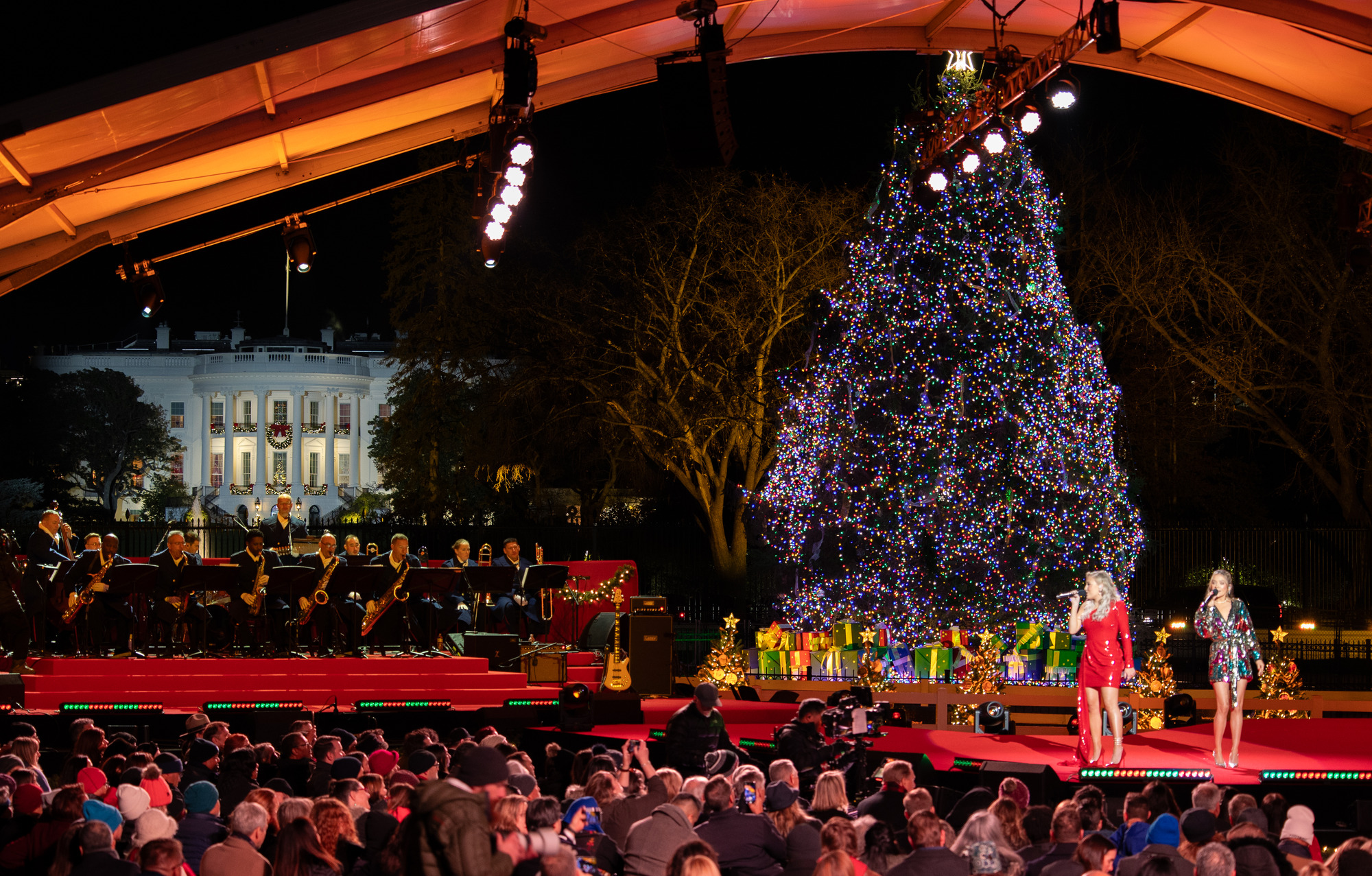 Maddie & Tae perform at the 2023 National Christmas Tree Lightin - Washingtonian