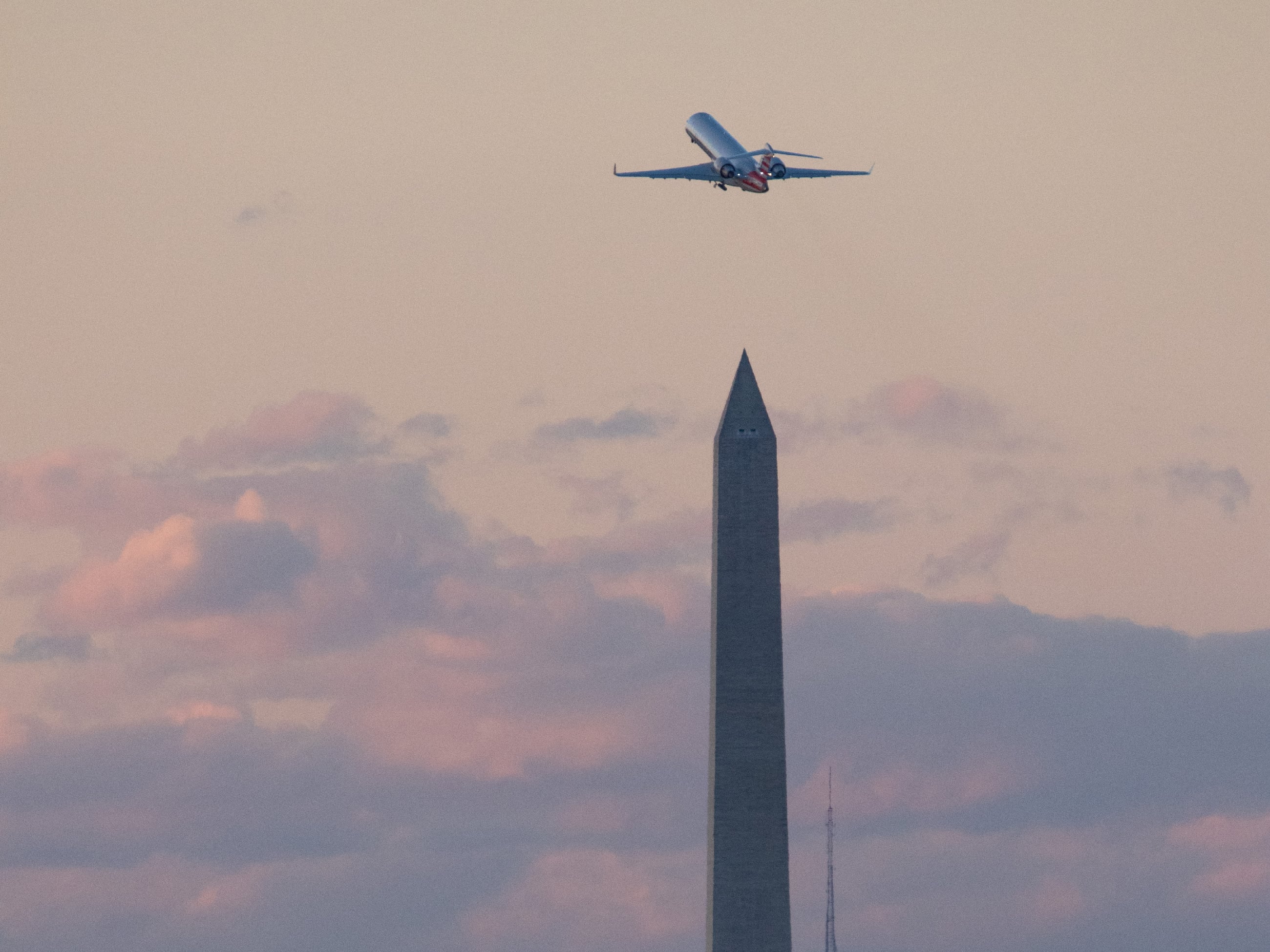 GettyImages-washington-monument-with-plane - Washingtonian